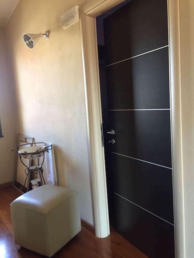 Alex Room Airport Elmas Esterno foto