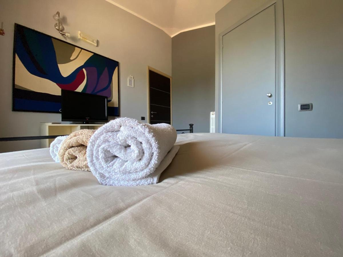 Alex Room Airport Elmas Esterno foto